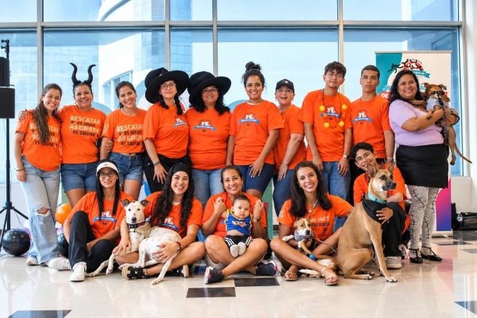 Equipo de voluntarios del Club Amigos de los 4 Patas con sus camisetas naranjas